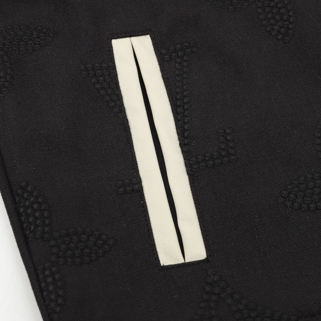 🅿️570 Louis Vuitton/Louis Vuitton pearl presbyopic stitching baseball uniform jacket Warm reminder: It is recommended to hand wash or dry clean! ! This year is particularly popular. Baseball uniform jackets are available at all levels of the market (you must compare the details). The most powerful quality control. Baseball uniforms have been produced and researched for 7 years. The details are exquisite. With it, you will be the most handsome boy in the world. The fully painted surface with four-button buttons (buttons with LOGO), the fabric is customized for more than a month. It is not ready-made in the market. It is made of woolen blended fabric, custom-woven and dyed. It has high color fastness. It is recommended to hand wash or dry clean for the first time. "Custom-woven knitted rib at the hem", the lining is made of silky and delicate cupro fiber material, which can be worn directly against the body. It is extremely comfortable, a heavy-hitting item, purchase version! Size：XS-L